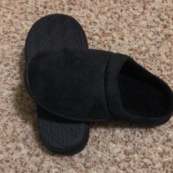 NEW Comfy Classic pair of moccasin slippers - Picture 2 of 9